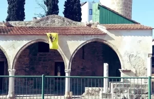 ''Güney Kıbrıs’taki Tuzla köyünde bulunan camiye Bizans bayrağı asılmasını şiddetle