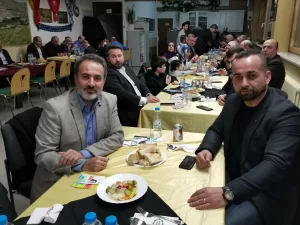 Program modetörlüğü Melih ipeğin yaptığı Anma günü Etkinliği önce Kur-an,ı