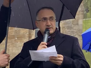 Almanya’nın Dortmund kentinde Hanau’daki ırkçı terör saldırısı protesto edildi. Ellerinde