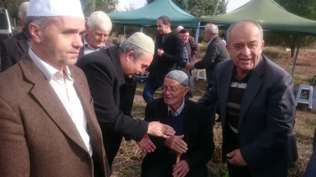 T.C. Gümülcine Başkonsolos Murat Ömeroğlu 15 Temmuz şehidi Cambaz’ın Annesinin cenaze törenine katıl