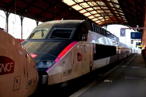 Fransa'da düşük maliyetli uzun mesafe tren hattında çalışan bazı trenleri