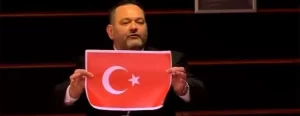 AP, Türk bayrağını yırtan Yunan milletvekili Lagos’a ödenek kesintisi ve