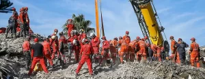 Sağlık Bakanı Fahrettin Koca, İzmir'deki deprem sonrası Bayraklı ilçesindeki Rıza