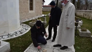 Ülkedeki önemli Osmanlı camilerinden olup Bosna'daki savaşta Sırplar tarafından temellerine