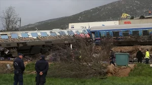 Tarih boyunca meydana gelen büyük tren kazalarını derledi.