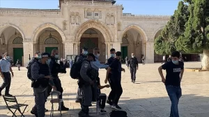 İsrail polisinin eşlik ettiği yüzü aşkın fanatik Yahudi, işgal altındaki