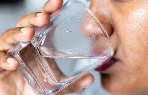 Yemek yerken su, soda gibi sıvıların tüketilmemesi gerektiği belirtiliyor. Besinler