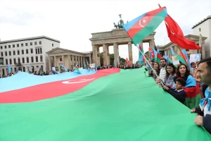Azerbaycanlılar, Berlin'deki gösteriyle ülkelerine destek verdi Avrupa'nın farklı kentlerinde yaşayan