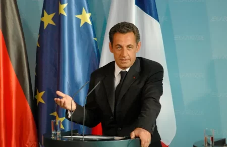 Sarkozy'ye Elektronik Kelepçe Takıldı