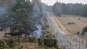 Polonya'nın, geçen yıl sonunda göçmen krizinin yaşandığı Belarus sınırına duvar