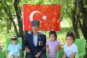 Kıbrıs Barış Harekatı sırasında Beşparmak Dağları'nda 1024 metre yükseklikte dik