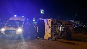 Hatay'ın Dörtyol ilçesinde devrilen midibüsteki 11 çevik kuvvet polisi yaralandı.