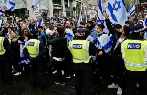 İngiltere'nin başkenti Londra'da polis, Gazze'ye saldıran İsrail'le dayanışma gösterisi düzenleyenlerin,