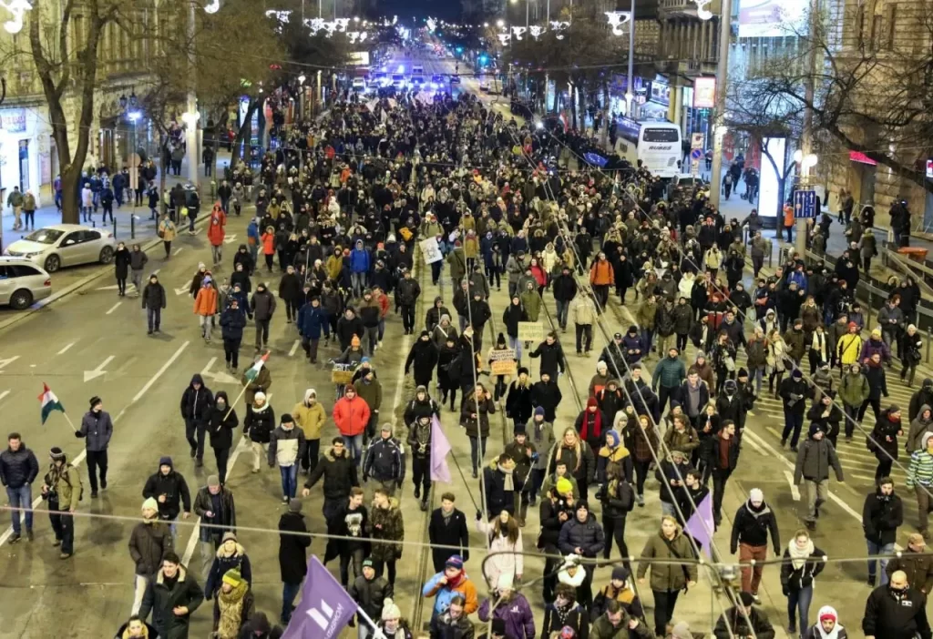 Macaristan'da "fazla mesai" protestosu devam ediyor