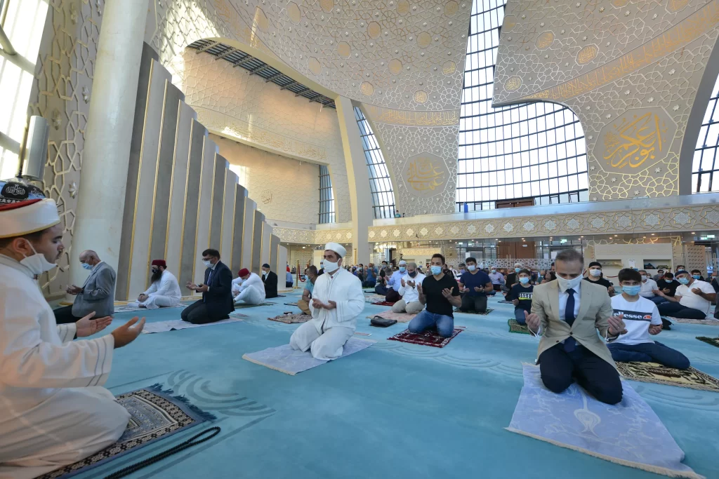 DİTİB’de bayram namazı sosyal mesafe kuralları gözetilerek kılındı