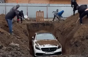 Rusya’da genç bir grup, yeni yılı farklı bir şekilde kutlamak