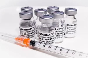 Alman biyoteknoloji firması BioNTech, Marburg'daki fabrikasında mRNA tabanlı aşıların önemi