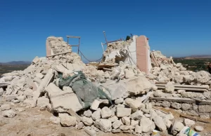 Girit Adası'nda 5,8 büyüklüğünde depremde  enkaz altında kalan bir