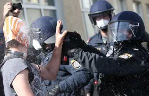 Avusturya’nın başkenti Viyana’da yeni tip virüs önlemleri karşıtı gösteride protestocular