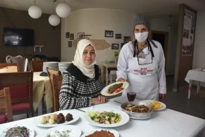 Kuaförlüğü bırakıp lokanta açan kadın usta, 18 yıldır evinin geçimini