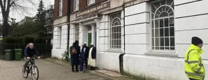 İngiltere'nin başkenti Londra'da cami yakınındaki bir binanın duvarına İslam'a hakaret
