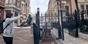 İngiltere’nin başkenti Londra’da, Türkiye Konsolosluğu önünde bir kişi Kur’an-ı Kerim’i