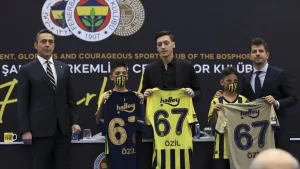 Fenerbahçeli futbolcu Mesut Özil'in imza törenine özel hazırlanan ve 32