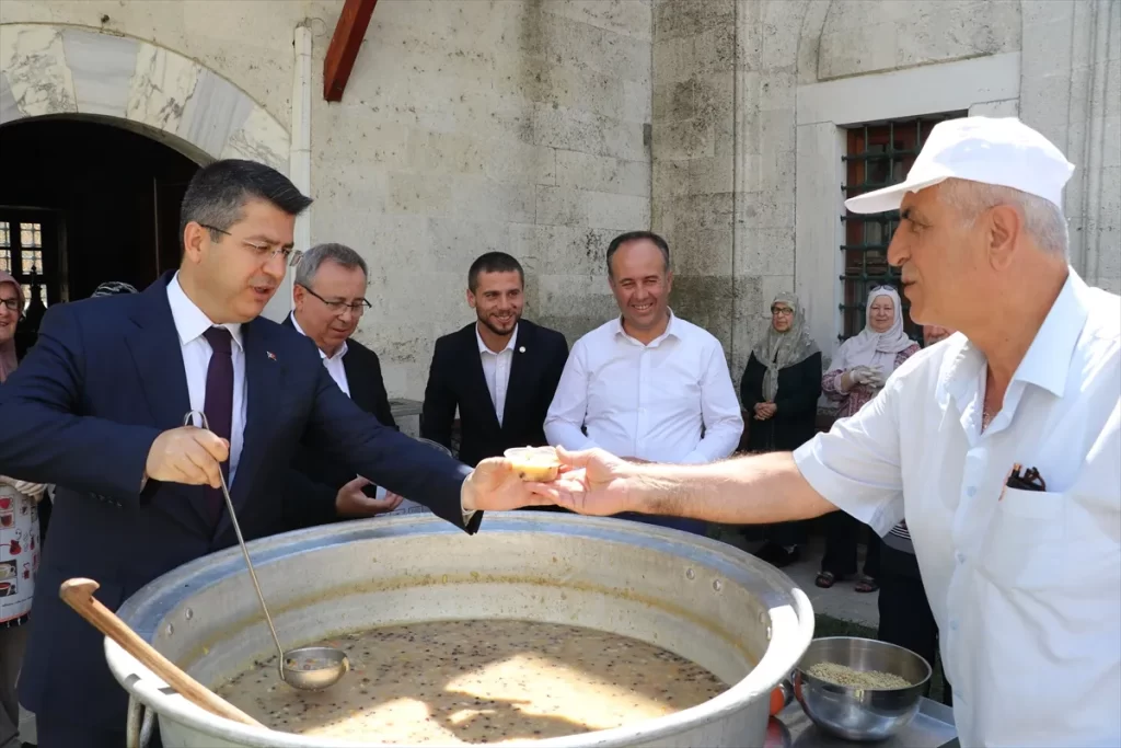 Edirne Valisi Kırbıyık vatandaşlara aşure dağıttı