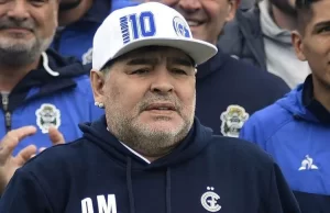 Arjantinli efsane futbolcu Diego Armando Maradona 60 yaşında yaşamını yitirdi. Arjantin Futbol Federasyonu