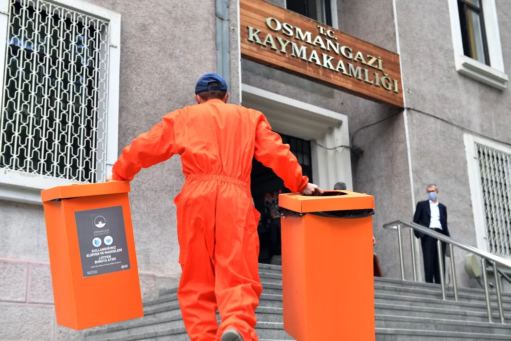 Osmangazi Belediyesi atık maske ve eldiven için özel konteynırlar