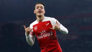 Mesut Özil'e Londra'da bir restoran çıkışında eli bıçaklı bir adam