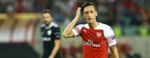 İngiltere Premier Lig ekiplerinden Arsenal'de forma giyen Mesut Özil ile