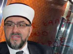 İskeçe Seçilmiş Müftüsü Hafız Ahmet Mete’nin kaldığı binanın asansörüne “İyi