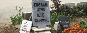 Dükkanın önüne bir mezar taşı yapan usta üzerine de 'Evde