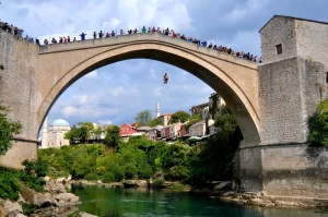 Bosna Hersek'teki en önemli Osmanlı eserlerinden Mostar Köprüsü'nün, Hırvat birliklerinin