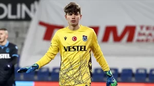 Süper Lig ekiplerinden Trabzonspor'un 18 yaşındaki kalecisi Kağan Moradaoğlu ile