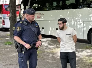 İsveç polisinden İsrail'in Stockholm Büyükelçiliği önünde Tevrat ve İncil yakmak