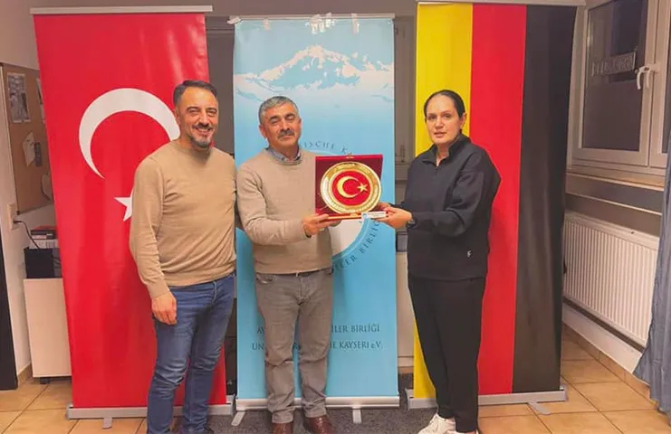 Avrupa Kayserililer Birliği'nden ilçe meslis üyesi Erdoğan’a plaket