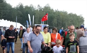 Türk Hava Kuvvetlerinin akrobasi timi Türk Yıldızları, Belçika'da düzenlenen etkinlikte