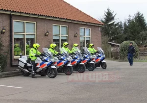 Rotterdam kentinde, camiye bir zanlıyı yakalamak için ayakkabıları ve köpeğiyle