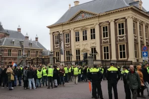 LAHEY Sarı yelekliler'in protestosu Hollanda'ya sıçradı   Hollanda'nın çeşitli kentlerinde
