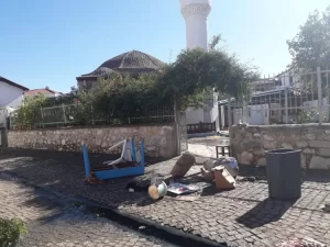 Seferihisar merkezli depremin ardından İzmir'in metropol ilçelerinden Bayraklı'da meydana gelen