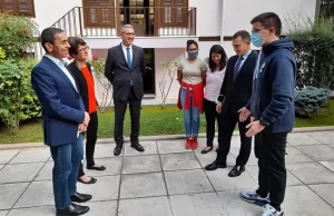 Atina Büyükelçisi Burak Özügergin tarafından karşılanan Dr. Özlem Türeci ve