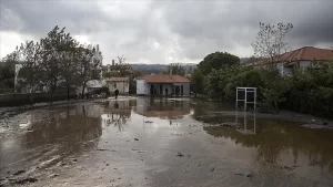 Yunanistan'da su baskınları yaşanıyor Yunanistan'da kötü hava koşulları sebebiyle çok