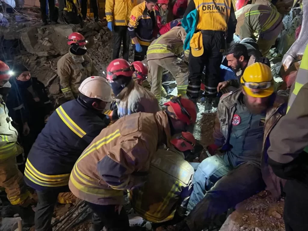 İskenderun'da depremin 138. saatinde bir kişi enkazdan sağ çıkarıldı