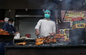 Virüs önlemleri sebebiyle restoranlarda yemek yemenin yasak olduğu Pakistan'da halk,