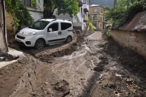 Bolu Valisi Erkan Kılıç, selden etkilenen ilçede ve köylerde incelemede