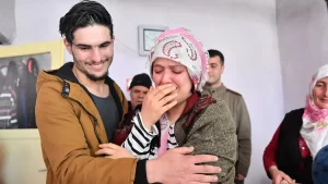 Elazığ'da enkaz altından kurtuluşuna vesile olan Suriyeli'ye teşekkürünü dile getirerek