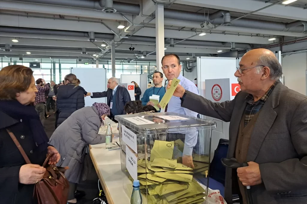 Yurt dışına kayıtlı seçmenler oy vermek için sandık başına gitti