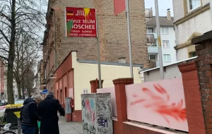 Almanya'nın Hessen eyaletindeki Offenbach şehrinde bir caminin duvarı ve tabelası, kimliği